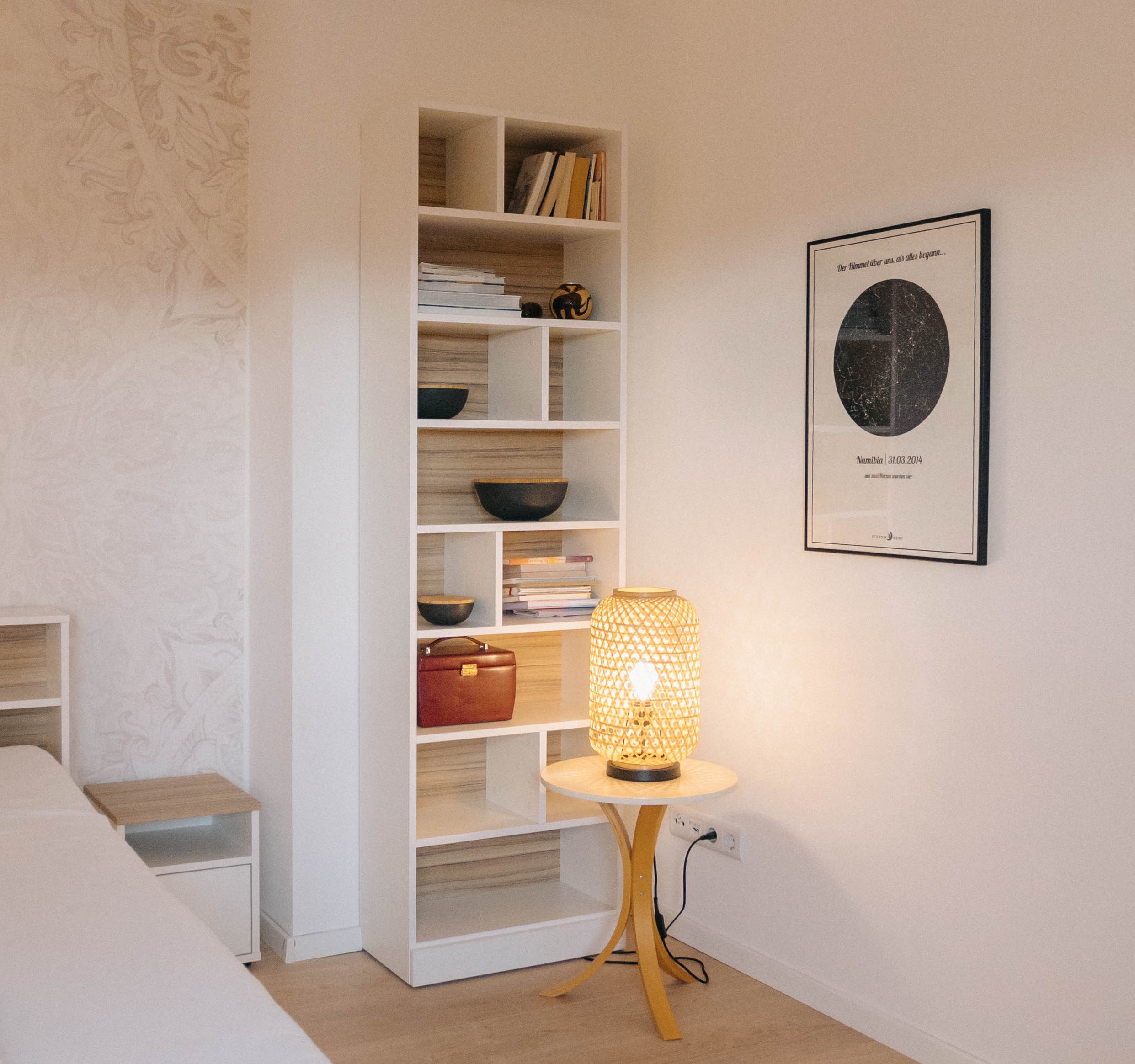 Seitlicher Blick auf das Liegewiese Wandregal in Weiß Coco Bolo in modernem Schlafzimmer