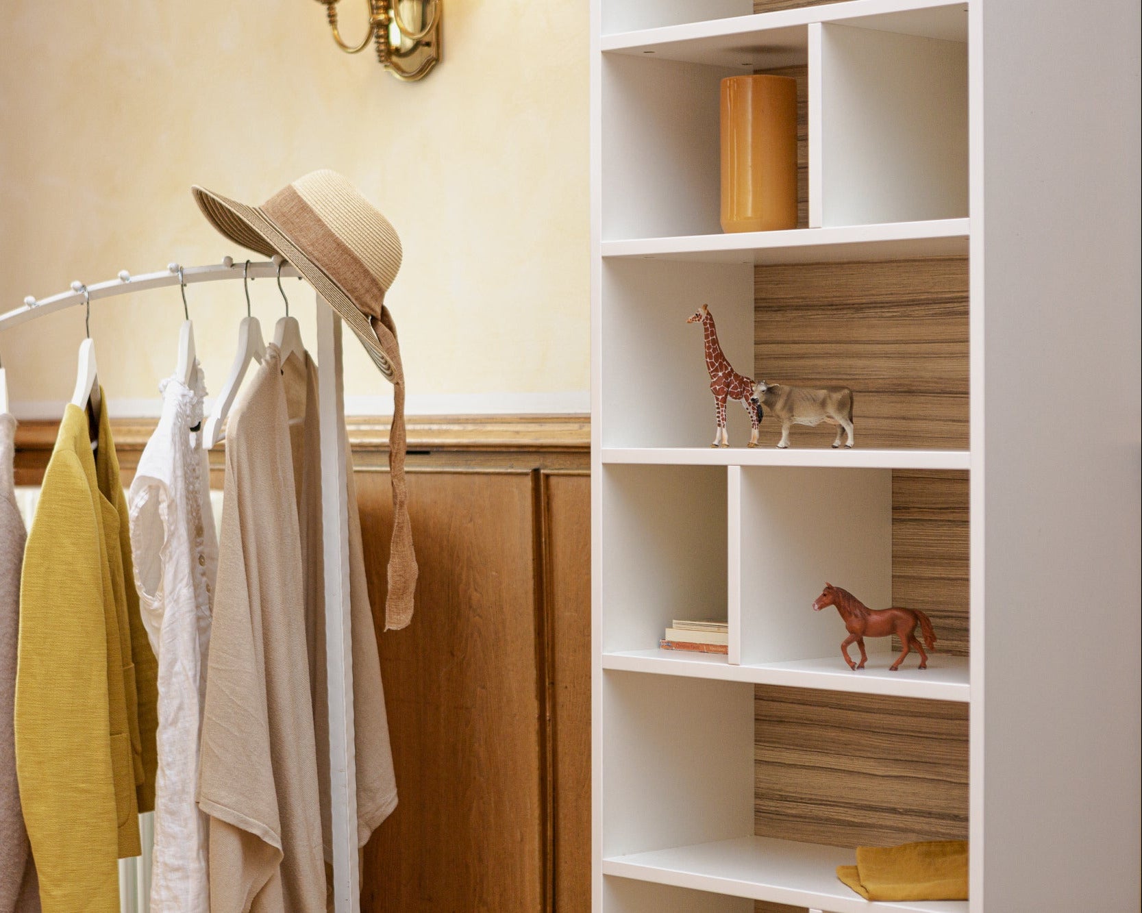 Seitenansicht des Liegewiese Wandregals passend zum Familienbett im Schlafzimmer