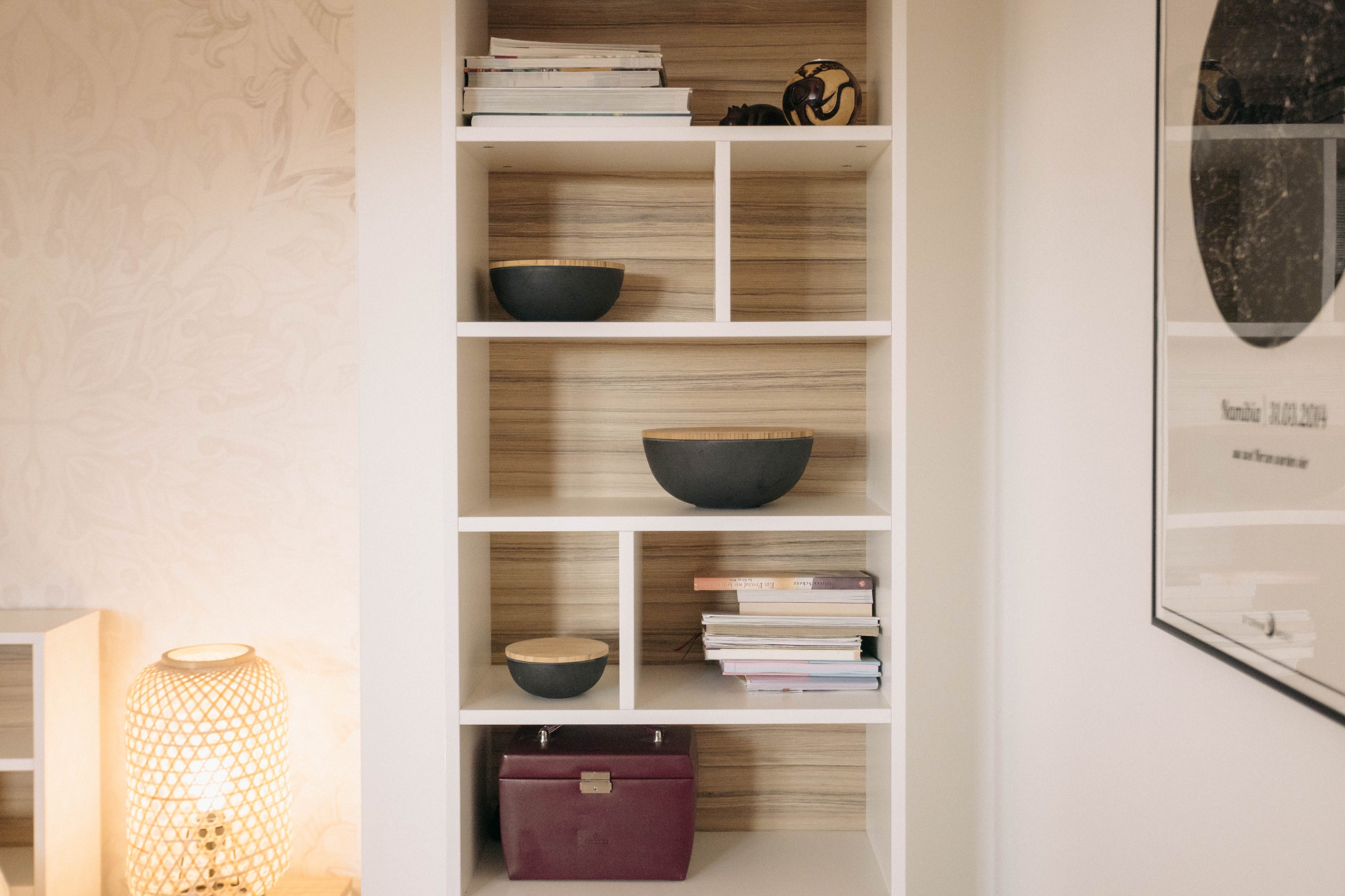 Detail vom Liegewiese Wandregal in weiß Coco Bolo in modernem Schlafzimmer