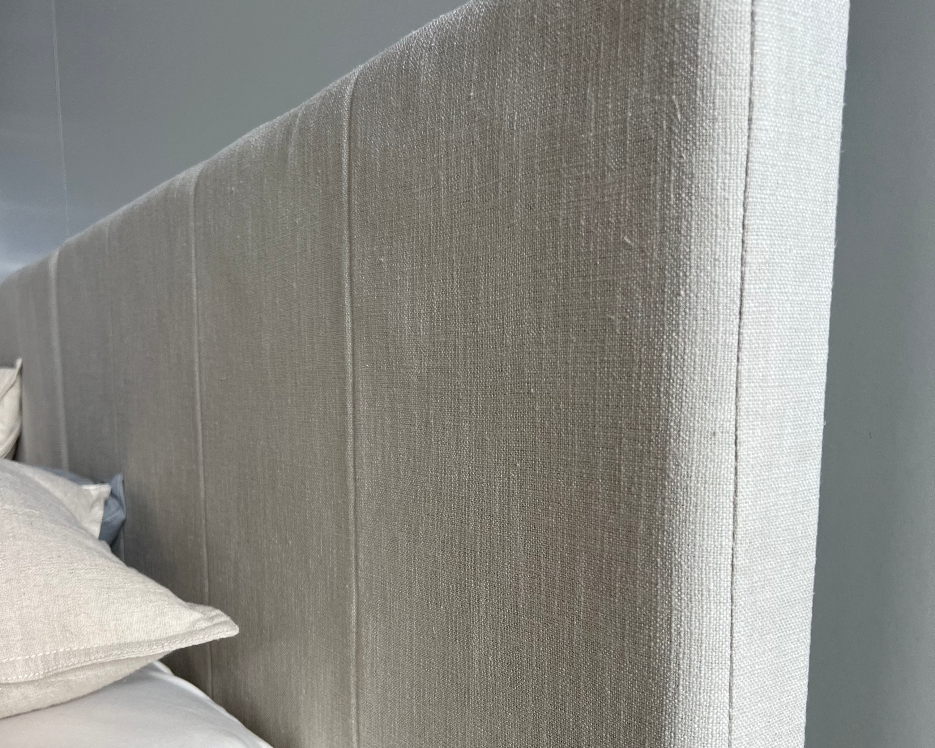 Detail vom beigefarbenen Polster des Familienbetts Lilia von Liegewiese