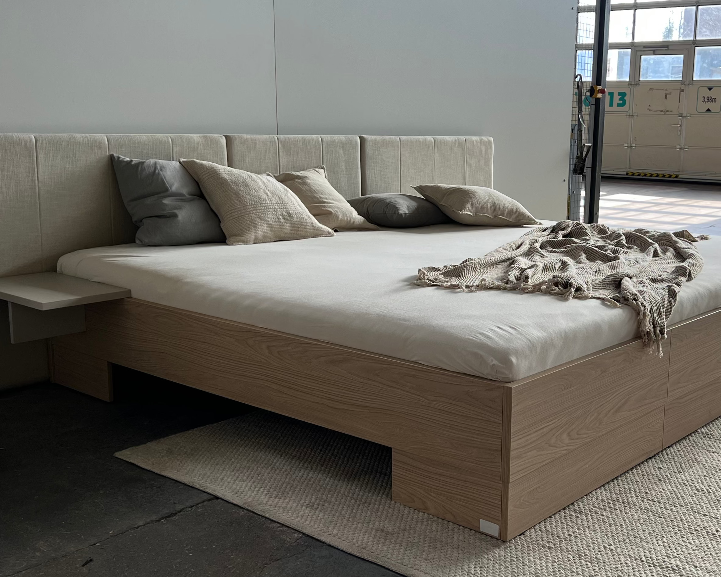Beigefarbenes Polsterbett für Familienbett von Liegewiese