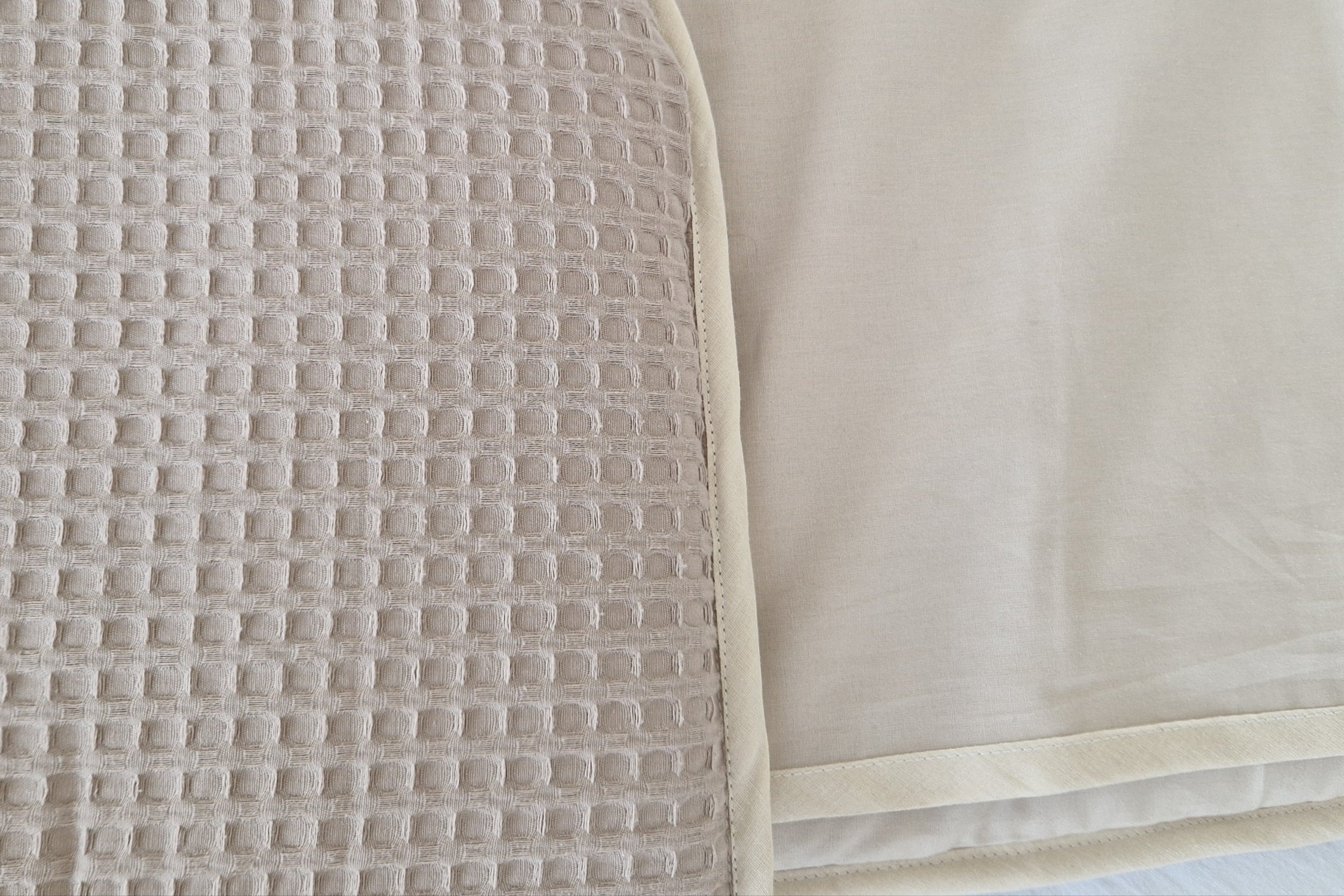 Details von Vorder- und Rückseite des Rausfallschutzpolsters Mandelbeige / kaschmirgrau