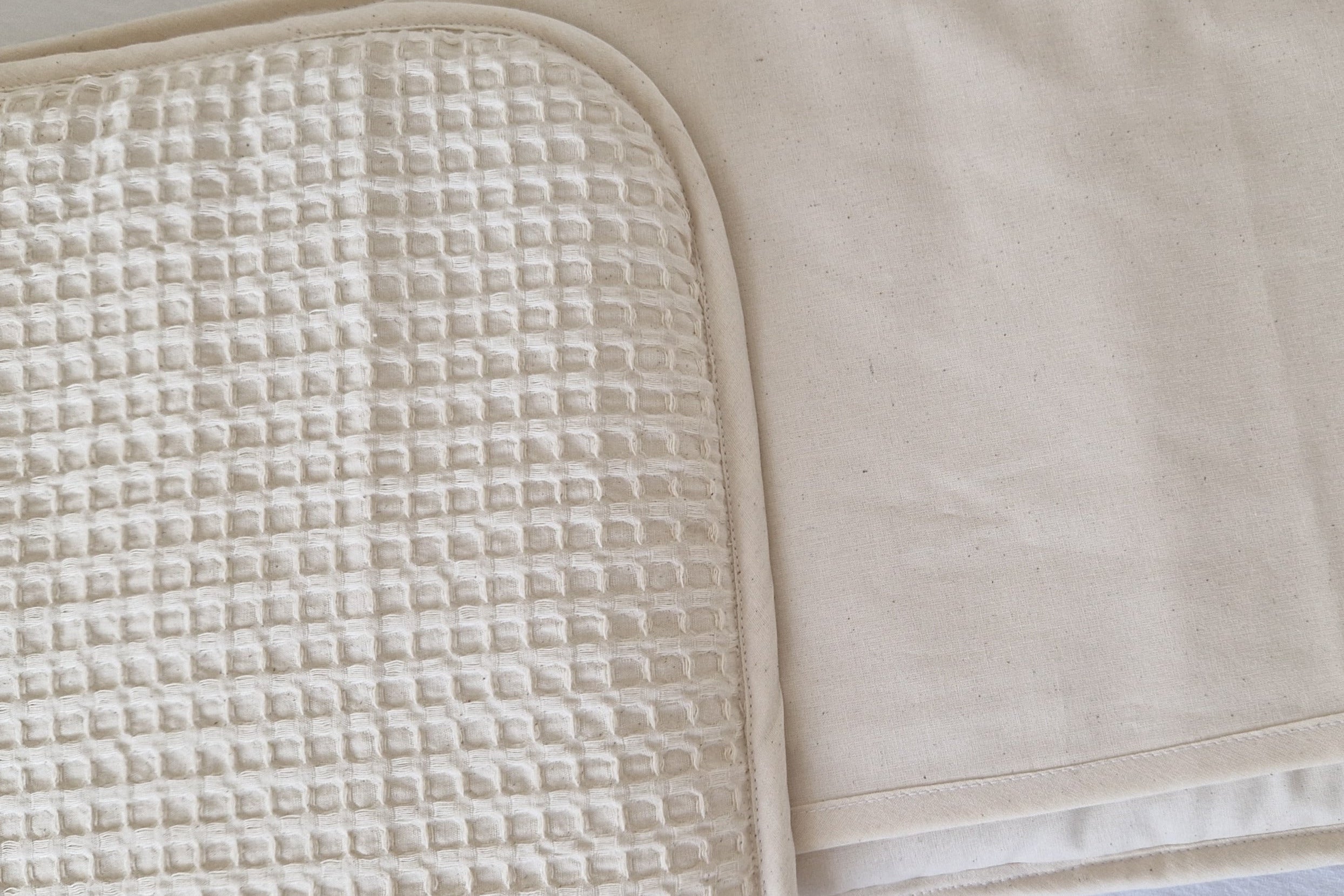 Detail der Stoffstruktur des Rausfallschutzpolsters Hellbeige mit Waffelpiquemuster