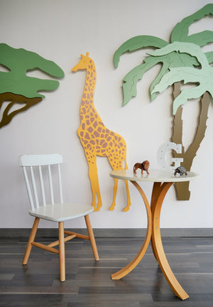 Kinderzimmerdekoration "Giraffe" in Spielzimmer mit Tisch und Stuhl