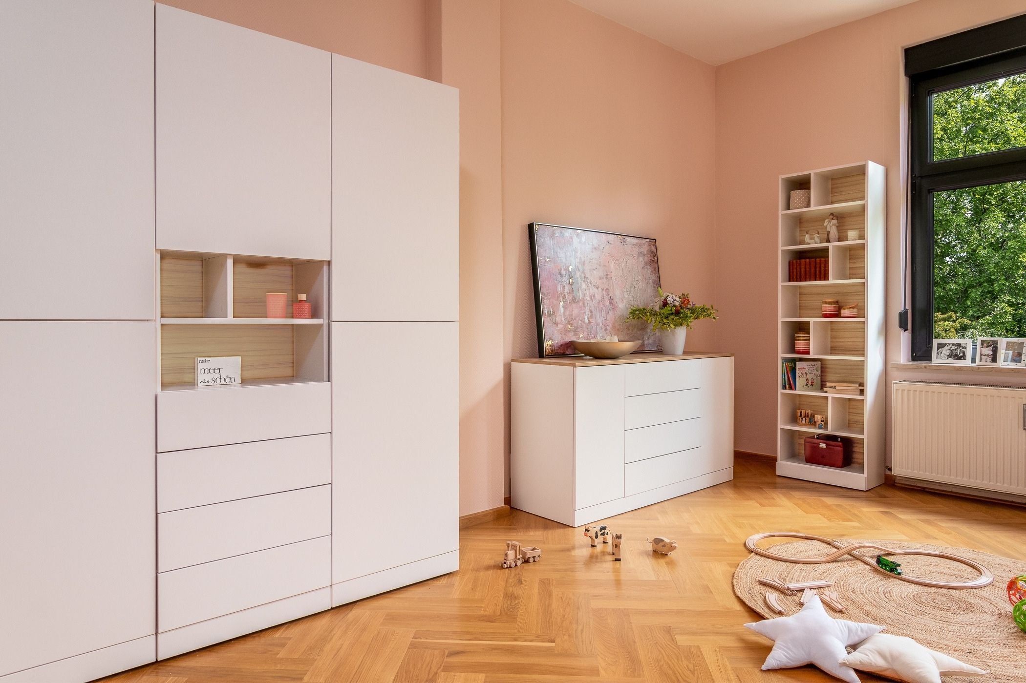 Weiße Schlafzimmermöbelkombination mit Kleiderschrank, Kommode und Wandregal