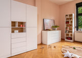 Weiße Schlafzimmermöbelkombination mit Kleiderschrank, Kommode und Wandregal